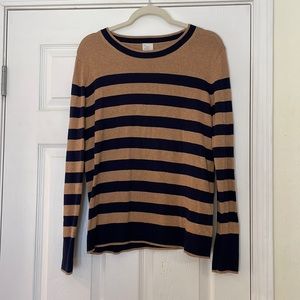 This top is super cute and classy!It is so soft too!It has never been worn!